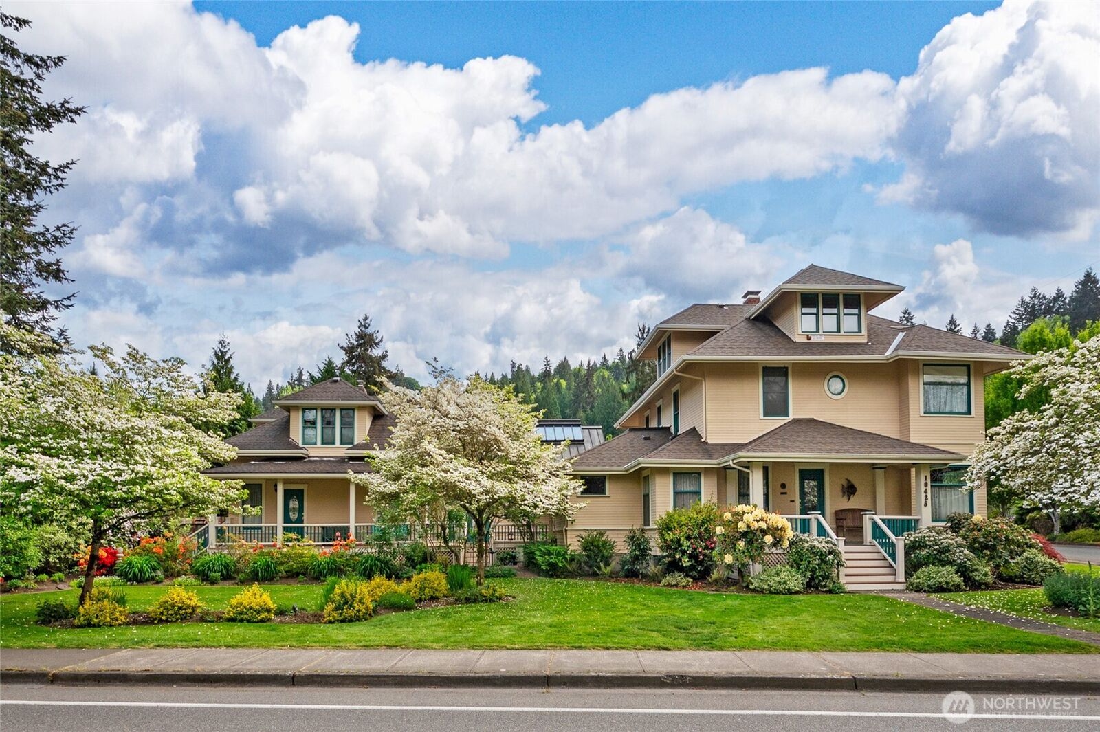 Property Photo:  10425 E Riverside Drive  WA 98011 