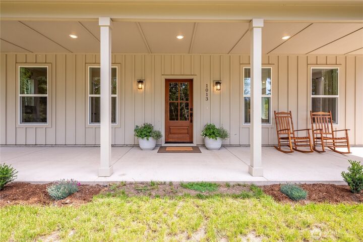 Property Photo:  1013 N Bodine Road  WA 98626 
