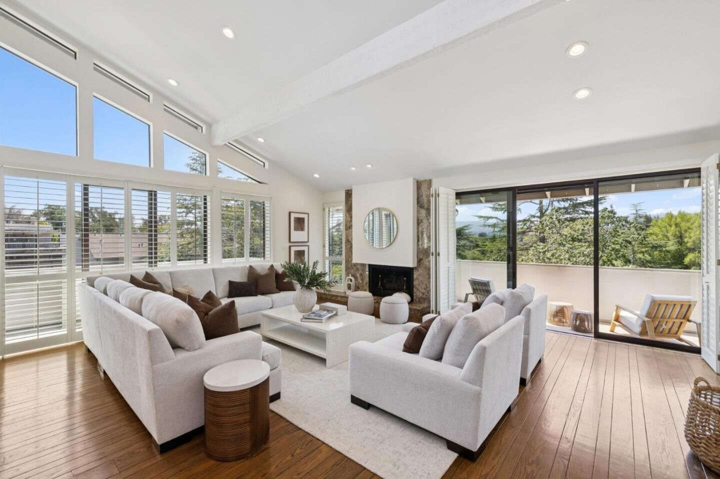 Property Photo:  28 Mansion Court 727  CA 94025 