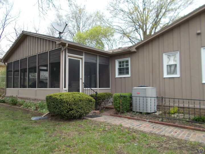 Property Photo:  1401 N 2nd St  KS 66002 