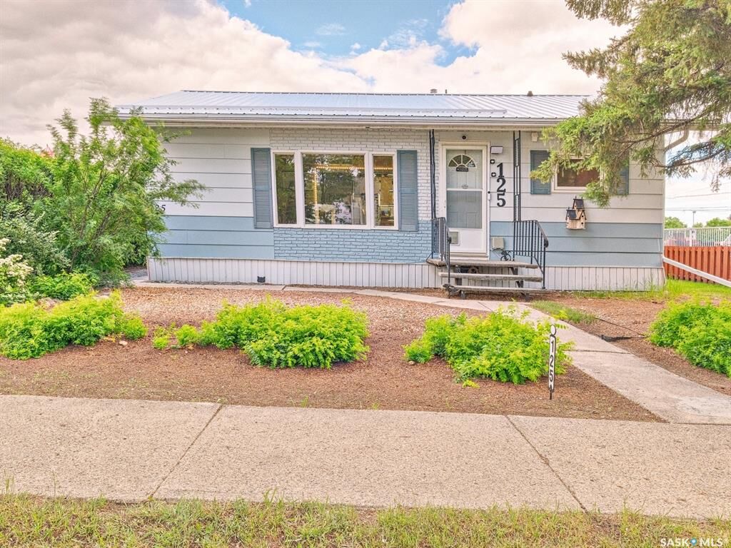 Property Photo: 125 5th Avenue W SK S0L 2V0