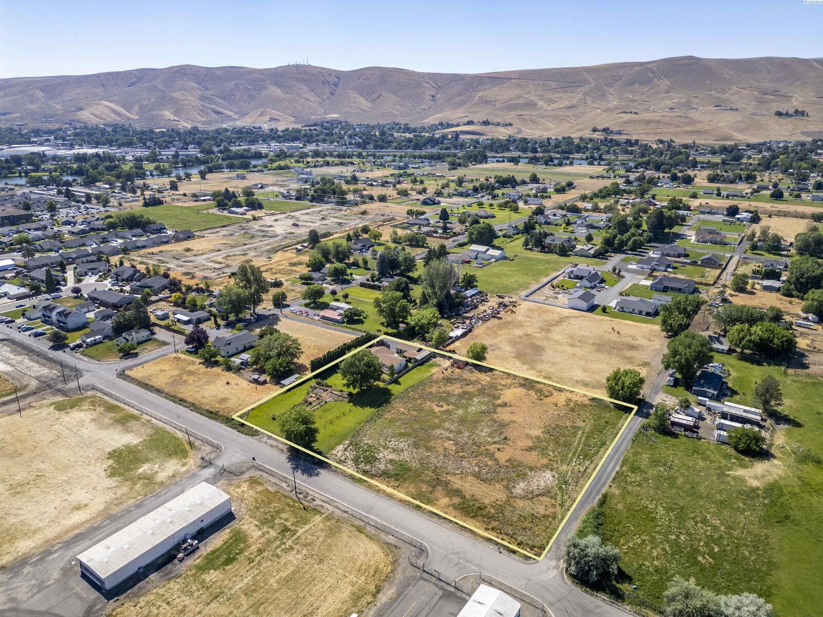 Property Photo: 340 S Nunn Road WA 99350