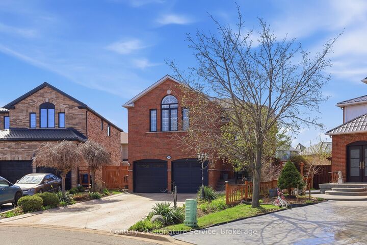 Property Photo: 784 Avonshire Court ON L5V 2P2