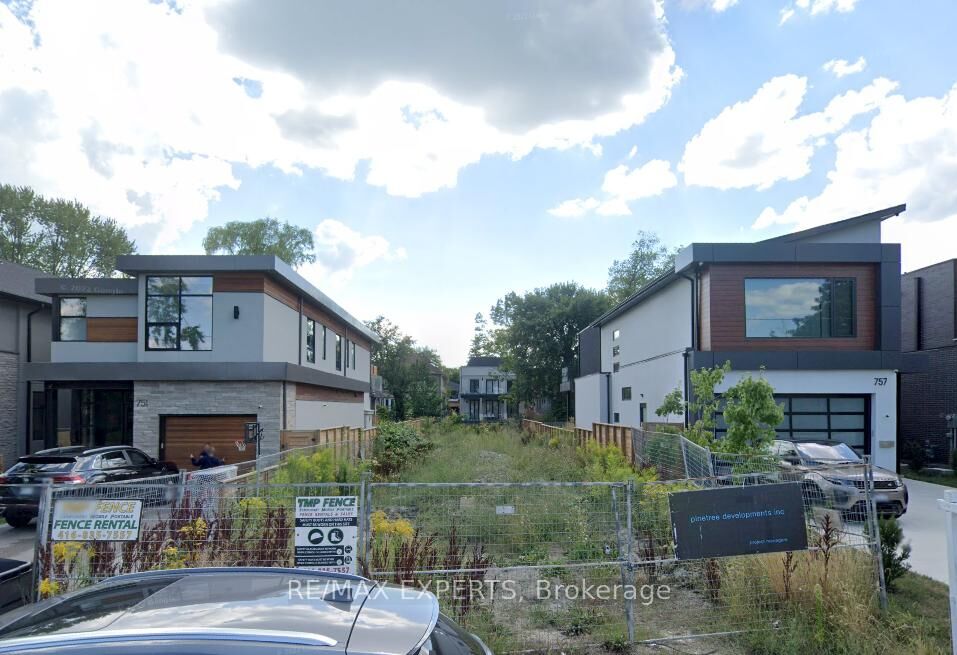 Property Photo:  755 Montbeck Crescent  ON L5G 1P4 