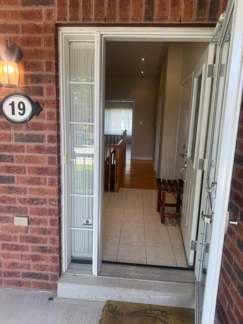 Property Photo:  19 Leland Lane E  ON L4A 0M3 