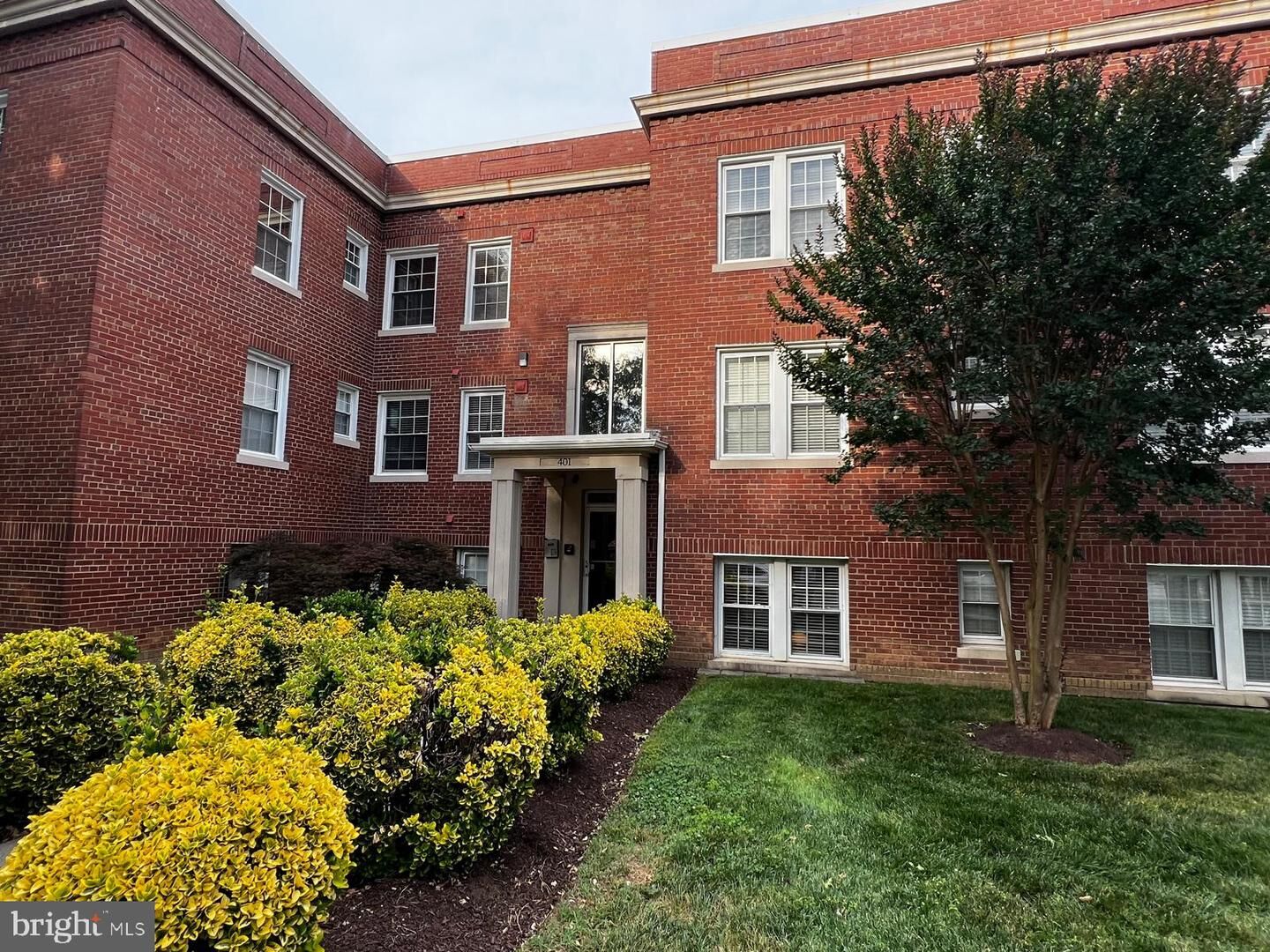 Property Photo: 401 Commonwealth Avenue 12A VA 22301