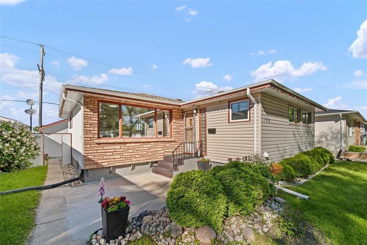 Property Photo:  105 Gilia Drive  MB R2V 2V3 