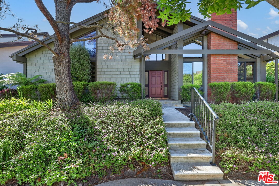 Property Photo:  1331 Avenida De Cortez  CA 90272 