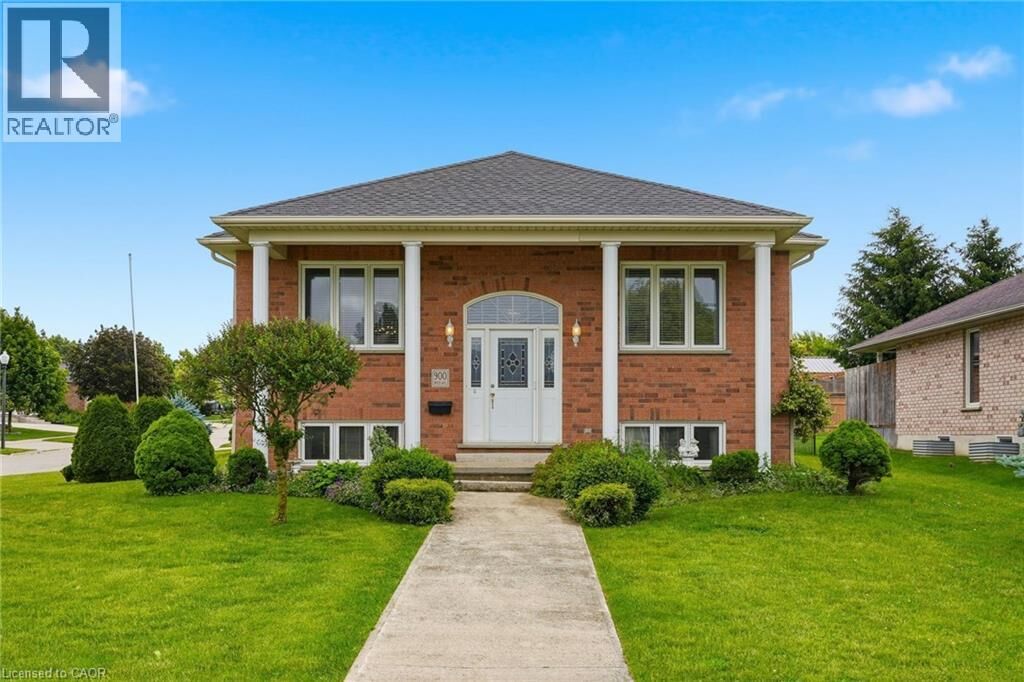 Property Photo:  900 Boyd Avenue  ON N4W 3V5 