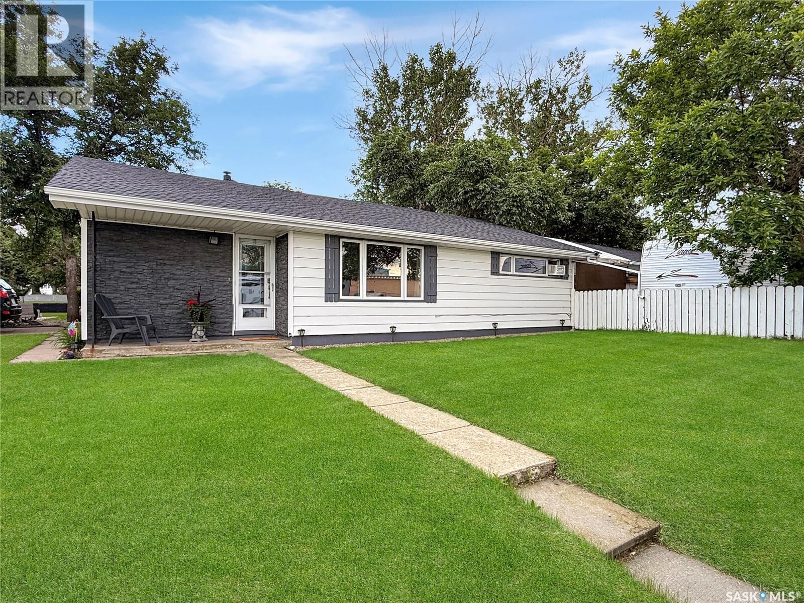 Property Photo: 890 10th Avenue NE SK S9H 2T7