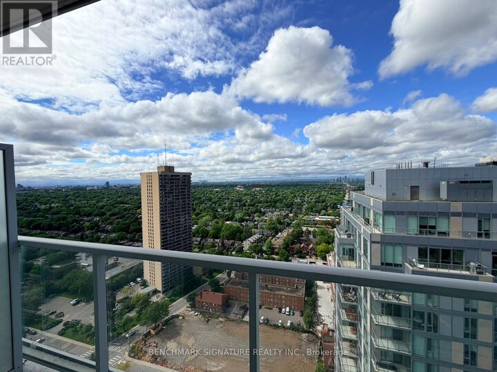 Property Photo:  33 Helendale Avenue 2613  ON M4R 0A4 
