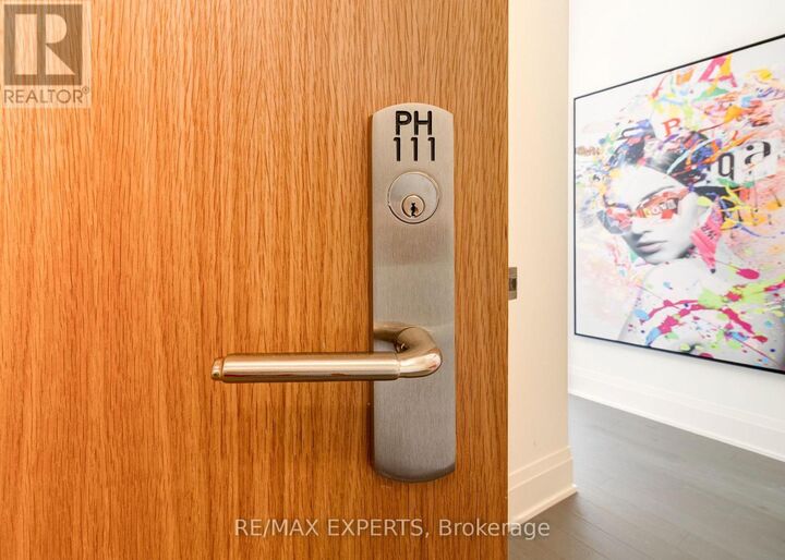 Property Photo:  8960 Jane Street Ph111  ON L4K 0M6 