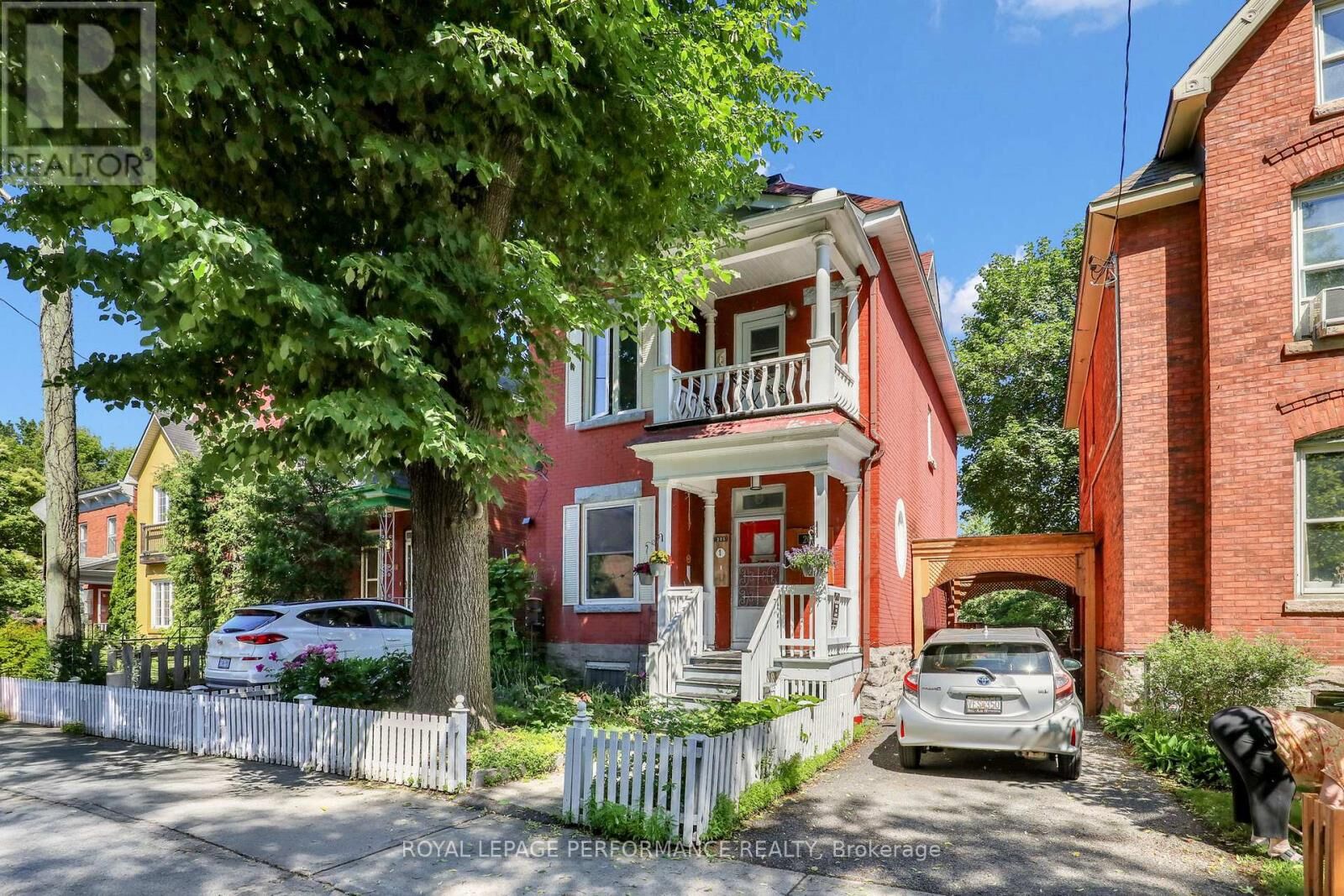 Property Photo: 205 Flora Street 2 ON K1R 5R6