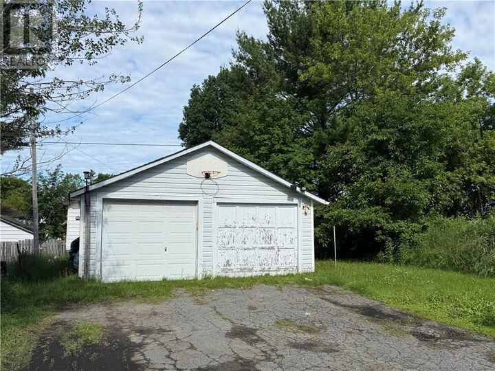 Property Photo:  699 Regent Street  ON P3E 3Y5 