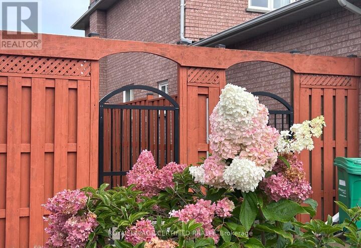 Property Photo:  961 Stargazer Drive Bsmt  ON L5V 1E9 