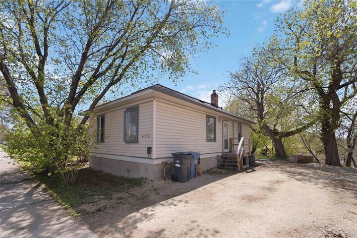 Property Photo: 432 Dumoulin Street MB R2J 0B8