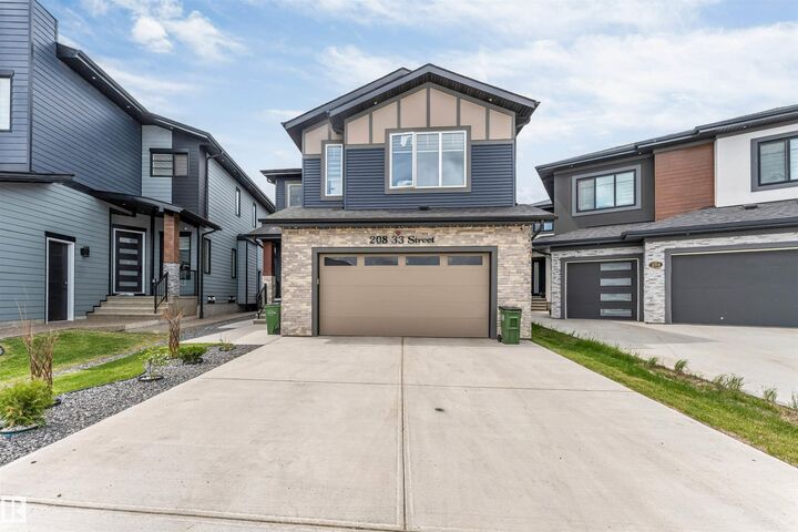 208 33 Street SW — photo 1