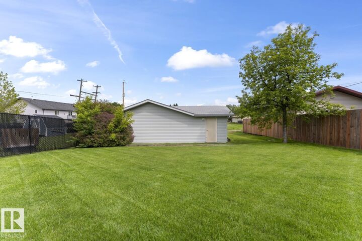 Property Photo:  608 17 Avenue  AB T9M 1L4 