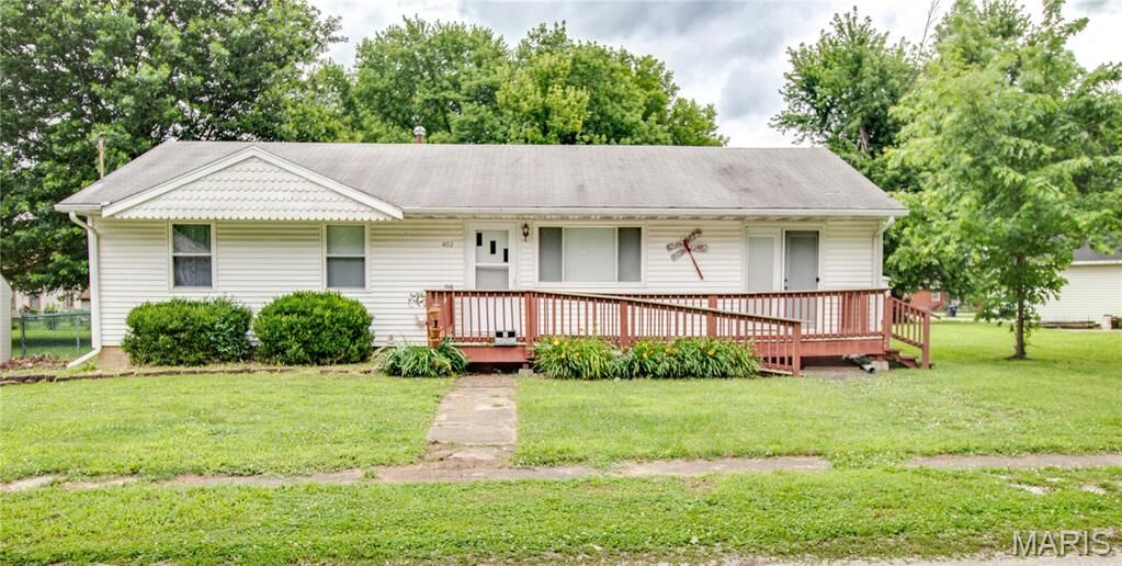 Property Photo: 402 N Wood Street IL 62262
