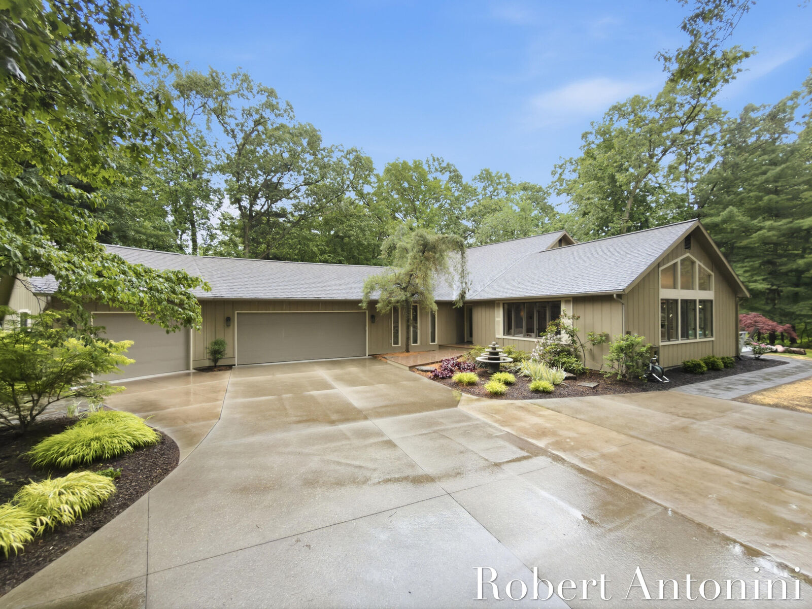 Property Photo: 1708 Mont Rue Drive SE MI 49546