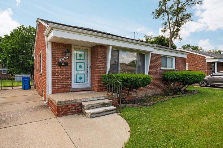 Property Photo:  29919 Spring Arbor Drive  MI 48141 