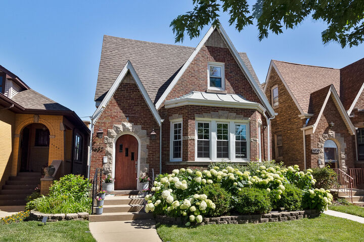 Property Photo: 5632 W Pensacola Avenue IL 60634