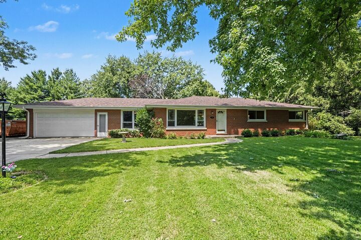 Property Photo:  41 E Larkspur Lane  IL 60512 