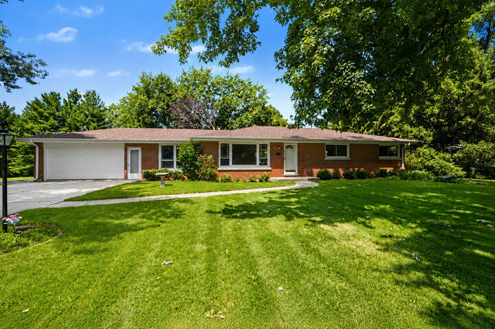 Property Photo:  41 E Larkspur Lane  IL 60512 