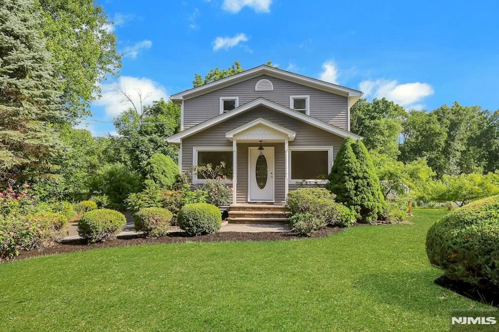 Property Photo:  32 Bellows Lane  NJ 07082 