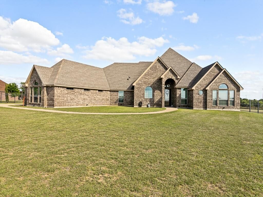 Property Photo: 5713 Fogata Lane TX 76036