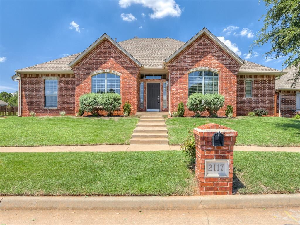 Property Photo:  2117 Cedar Pointe Circle  OK 73003 