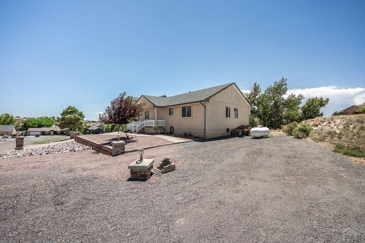 Property Photo:  841 Dogwood  CO 81007 
