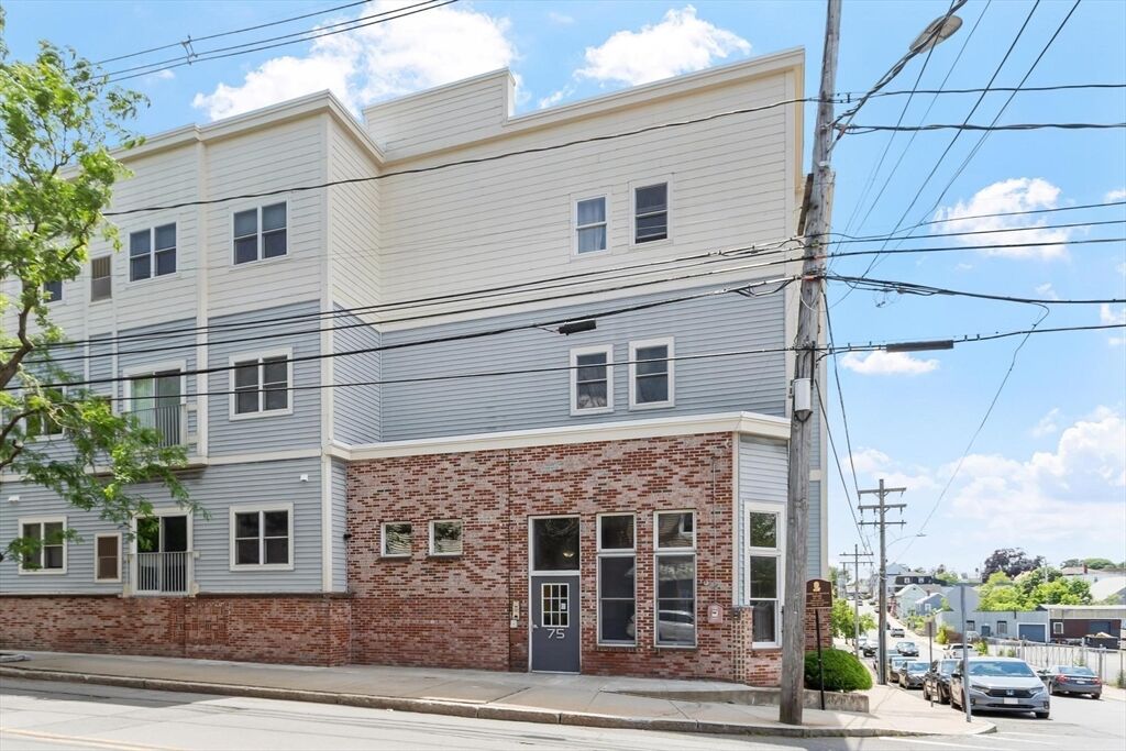 Property Photo: 75 Walnut St 302 MA 01960