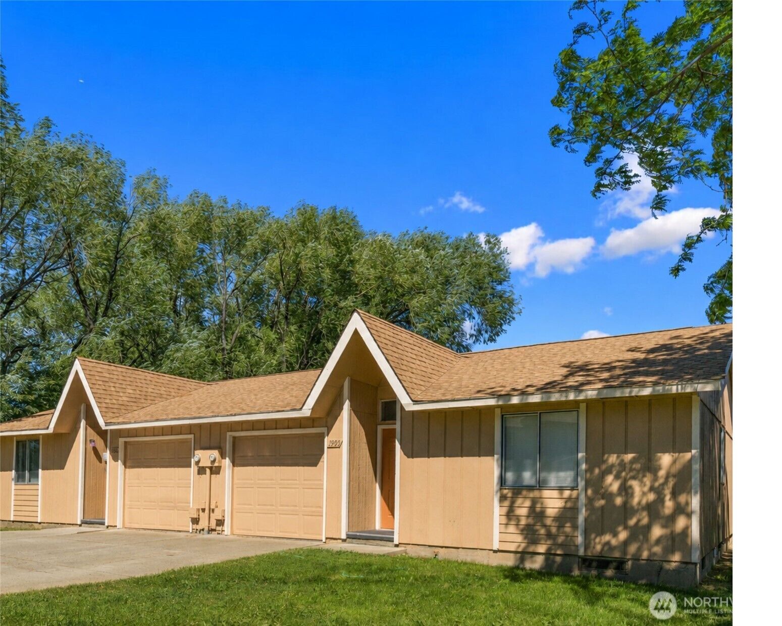 Property Photo:  1900 -1902 N Regal Street  WA 98926 