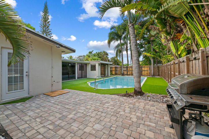 Property Photo: 3024 NE 2nd Terrace FL 33334