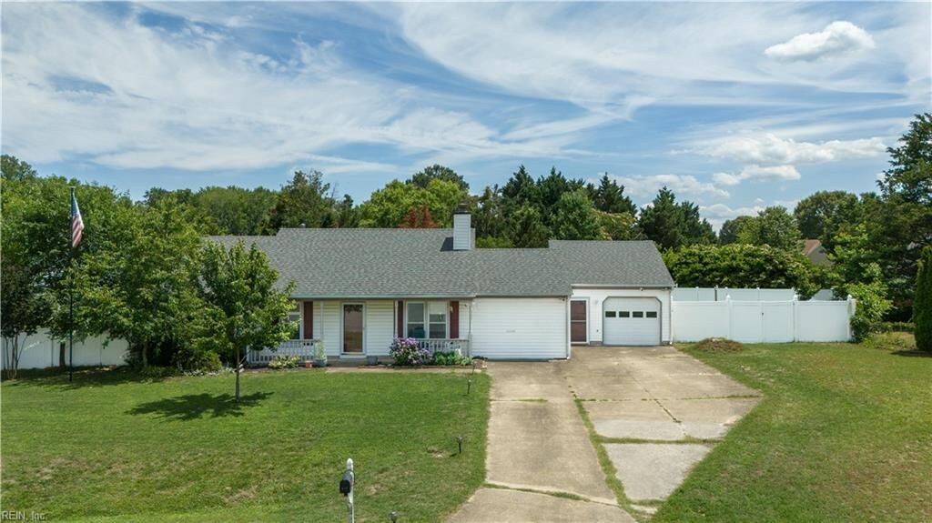 Property Photo: 879 Maple Ct VA 23430