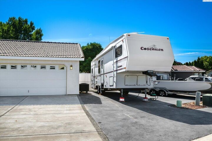 Property Photo: 5703 Mulberry Dr WA 99353