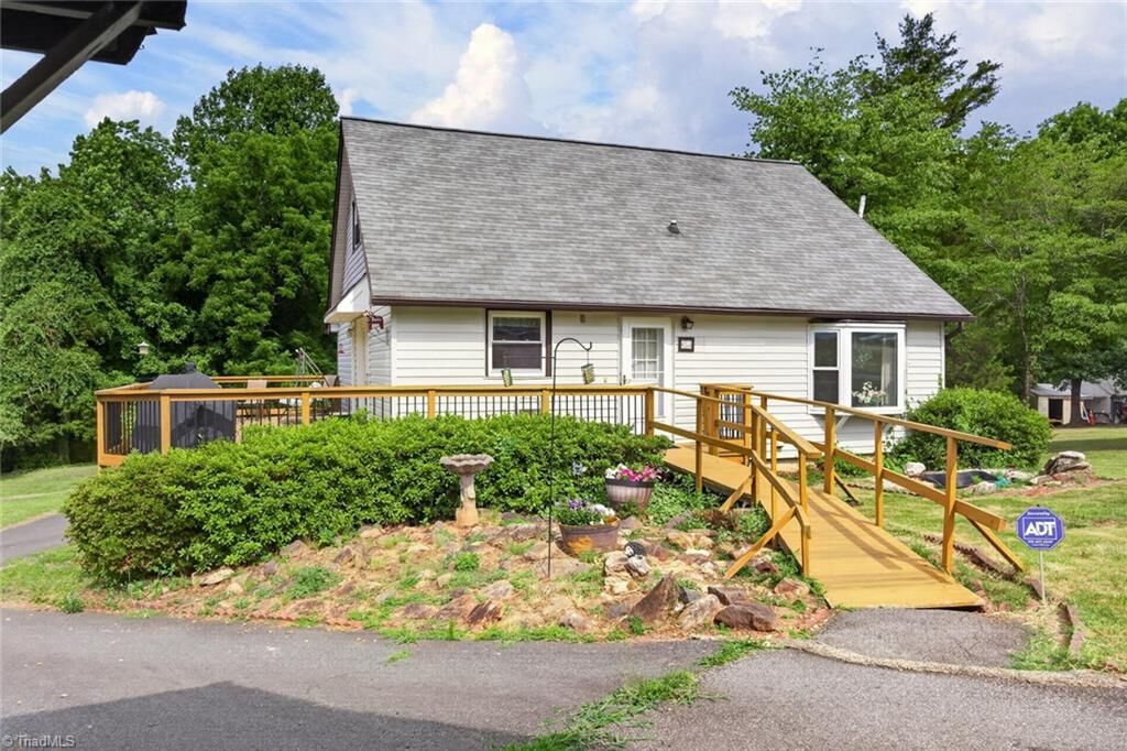 Property Photo: 4908 Southwin Drive NC 27104