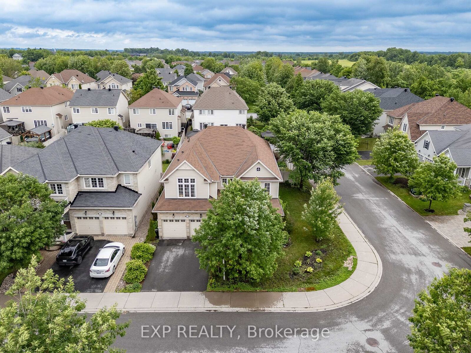 Property Photo: 167 Chenoa Way ON K2J 0W8