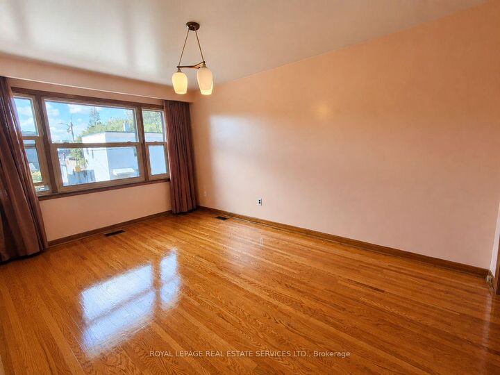 Property Photo:  5 Pendrith Street  ON M6G 1R6 