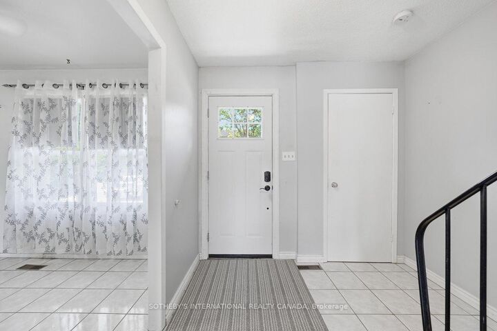 Property Photo: 120 Falconer Drive 34 ON L5N 1P5