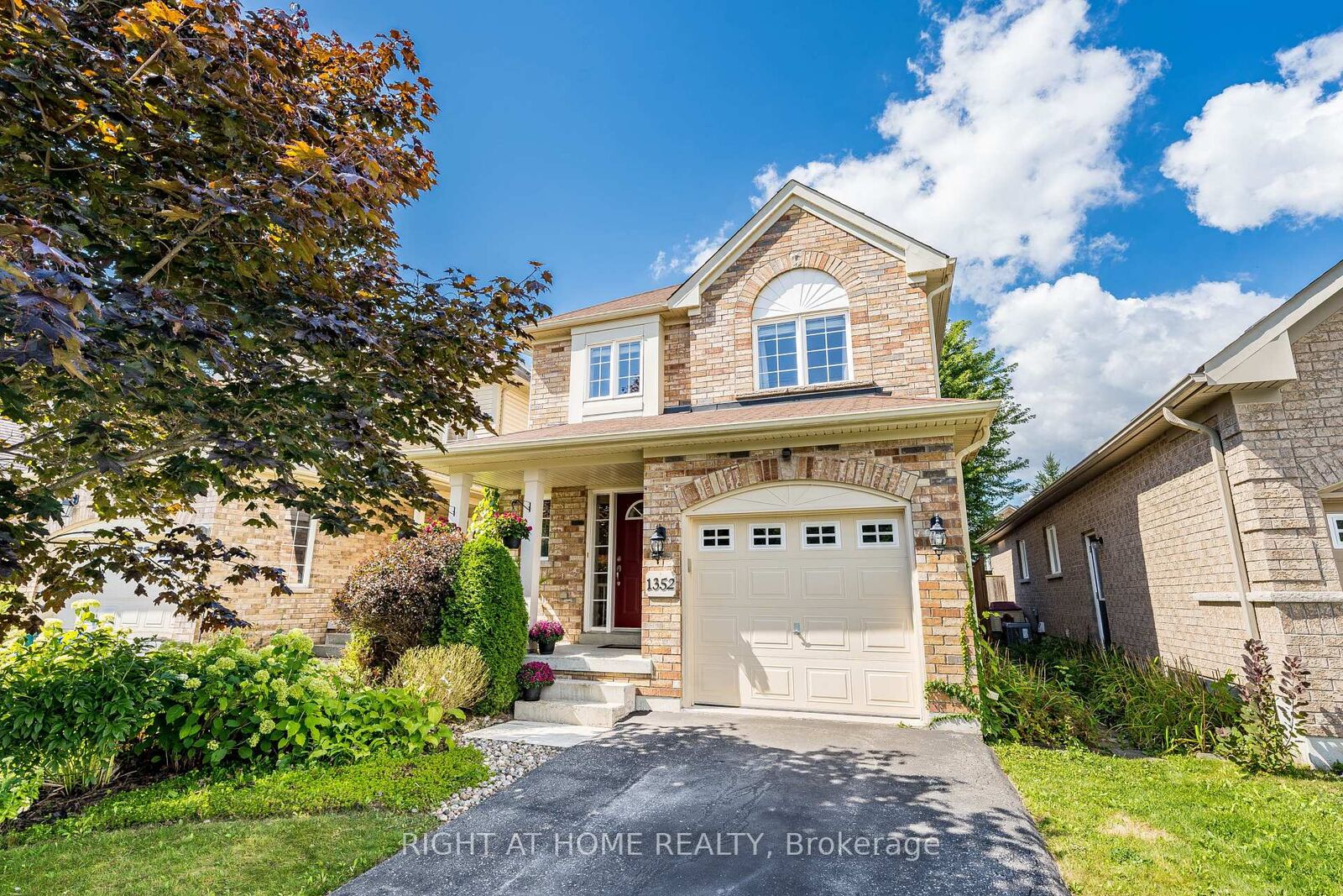 Property Photo: 1352 Wadebridge Crescent ON L1K 3B2