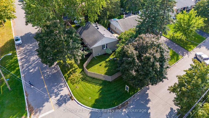 Photo de la propriété:  43 Colonial Avenue  ON M1M 2C3 