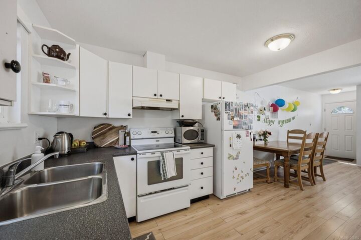 Property Photo:  1535 Dingwall Rd #4  BC V9N 3S8 