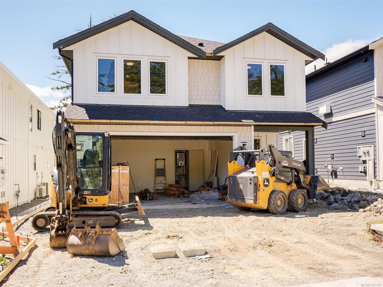 Property Photo: 671 Madrona Pl BC V9B 6C6