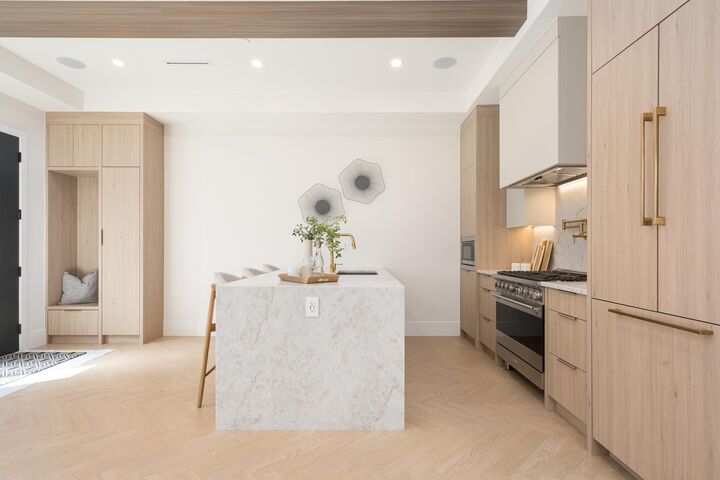 Property Photo: 3391 Victoria Drive 2 BC V5N 4M3