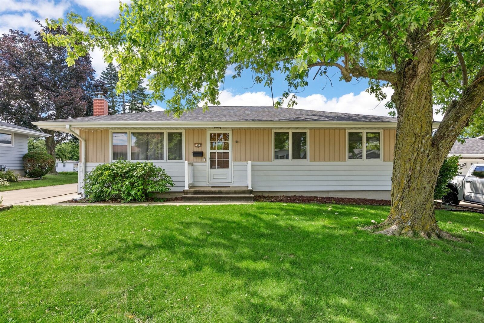 Property Photo: 1805 Country Club Drive IA 52302