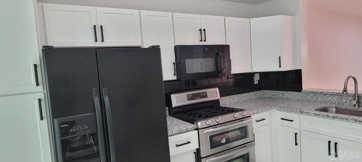Property Photo:  1408 Locust Court  NJ 08852 
