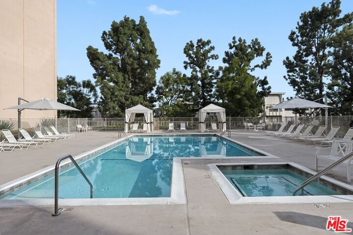 Property Photo:  100 S Doheny Dr  CA 90048 