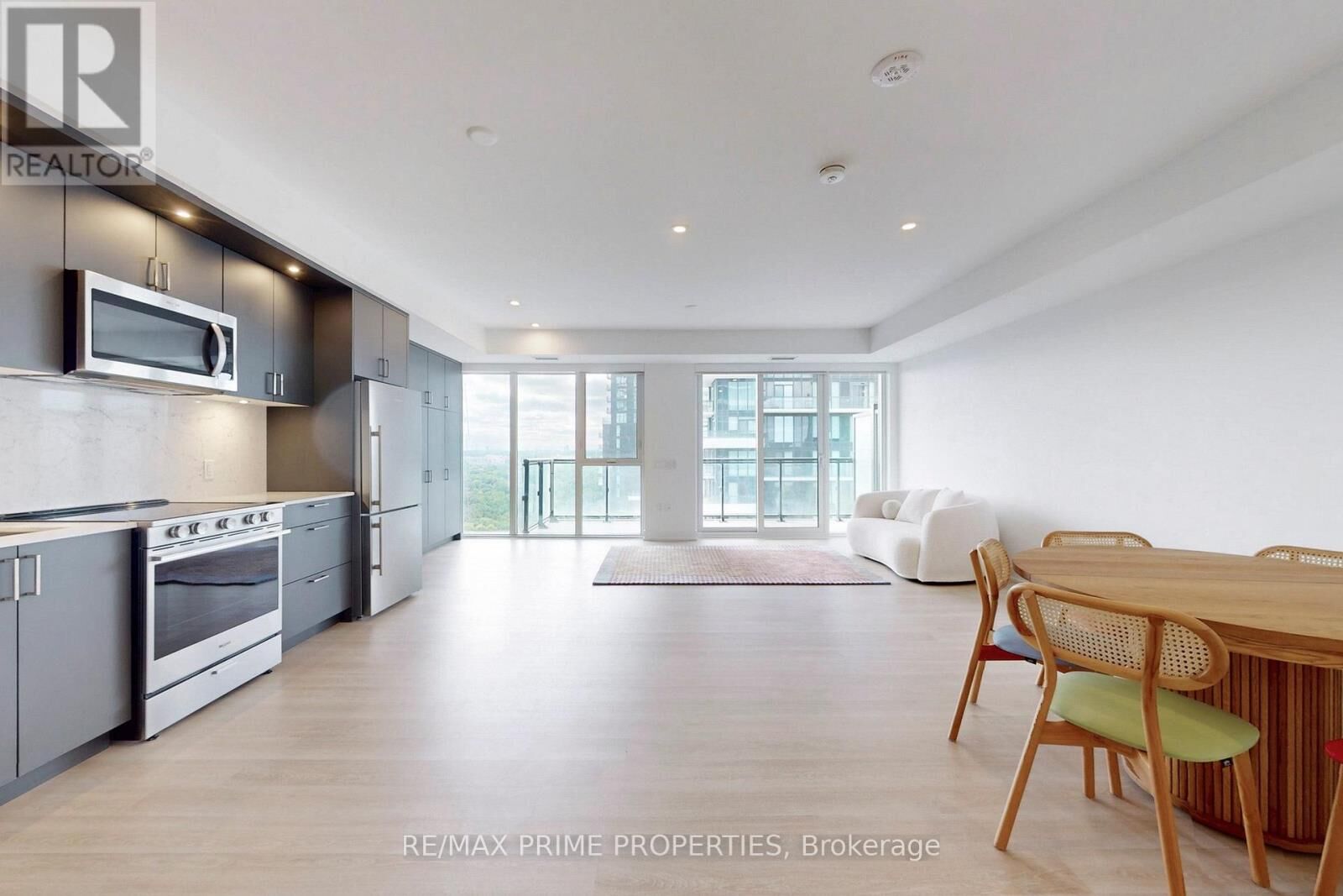 Property Photo: 30 Inn On The Park Drive 2401 ON M3C 0P7